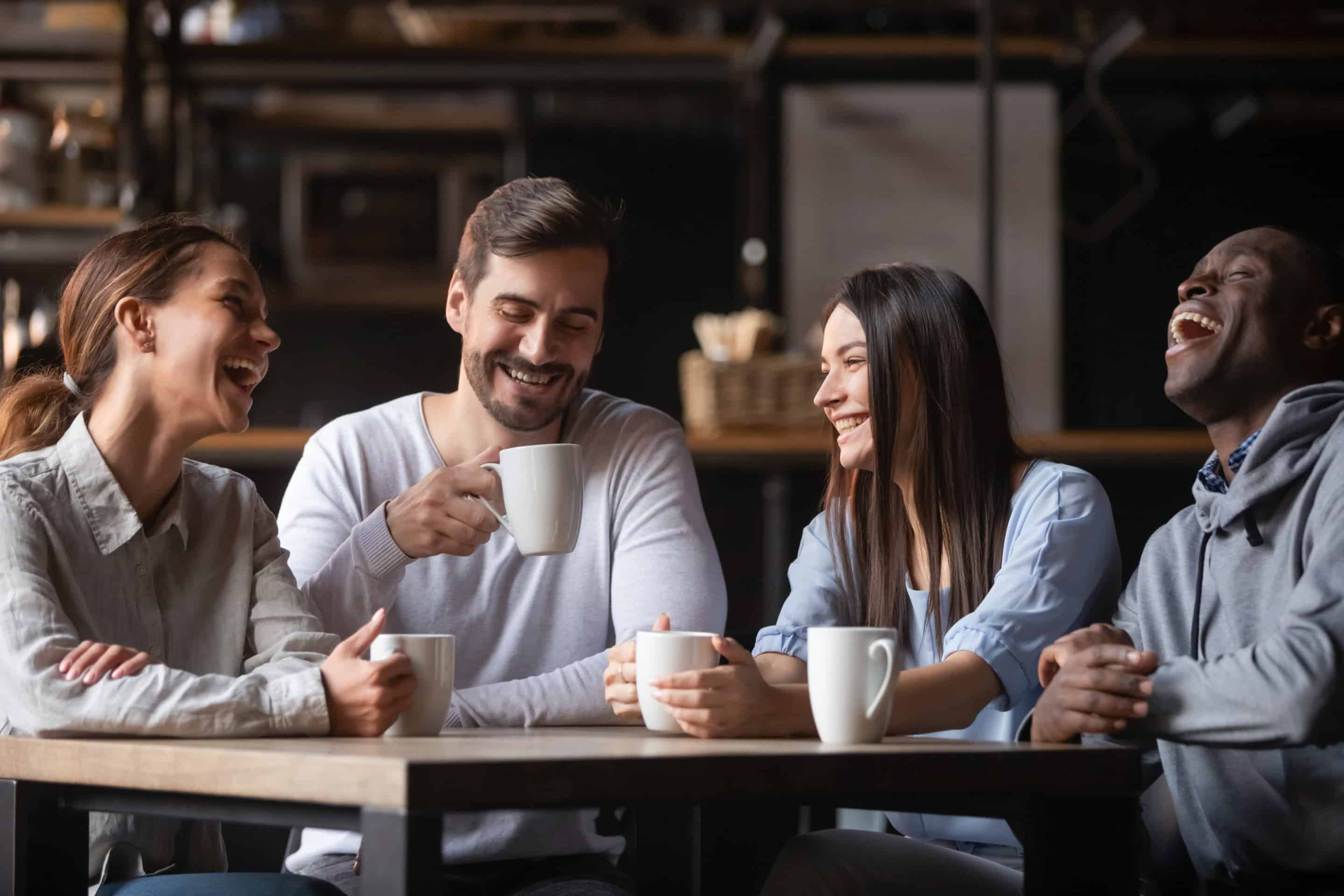 Comportement social stratégique du pervers narcissique pour capter l’attention et manipuler.