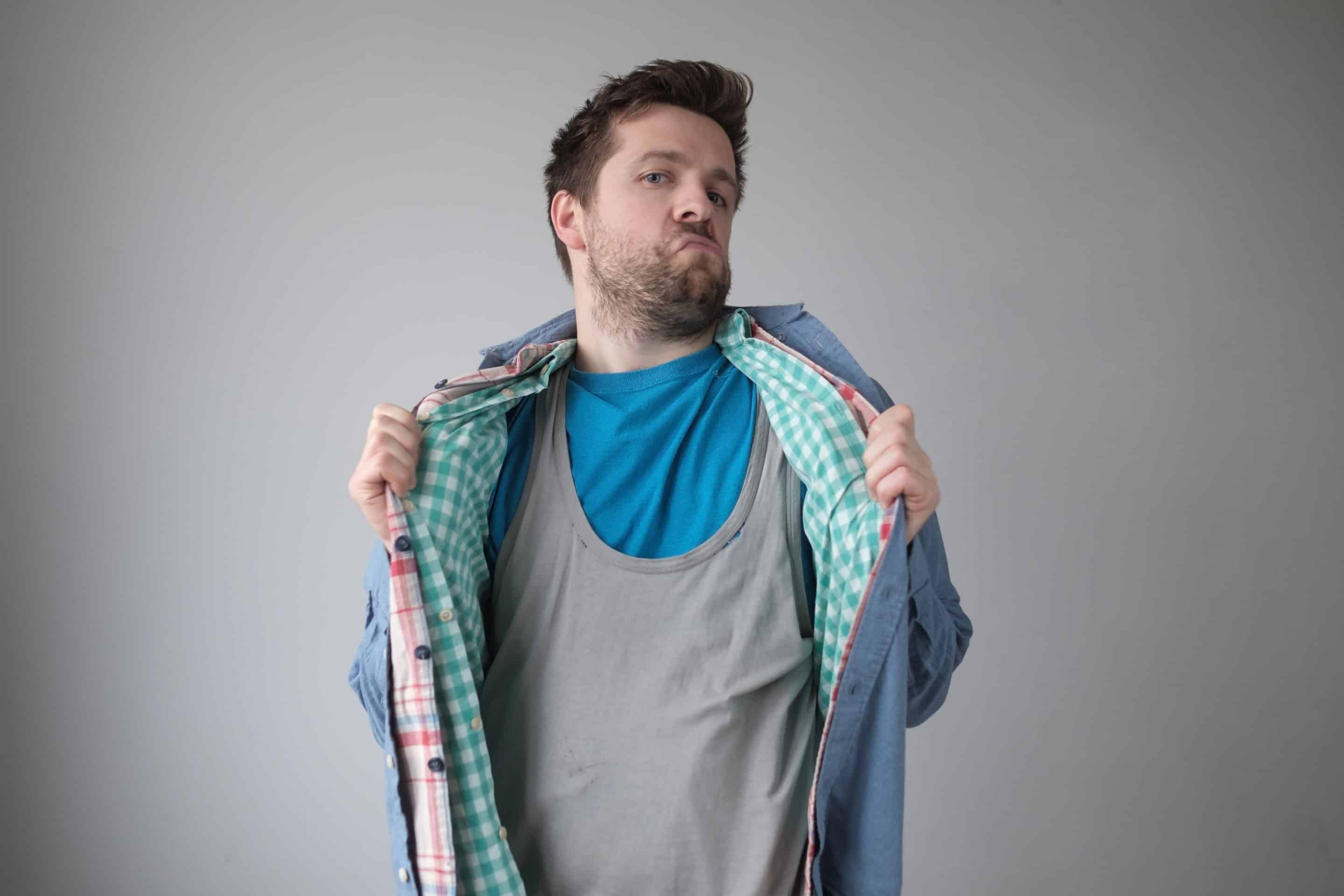 Représentation visuelle d'une attitude moqueuse et supérieure, souvent associée à l'humour toxique.