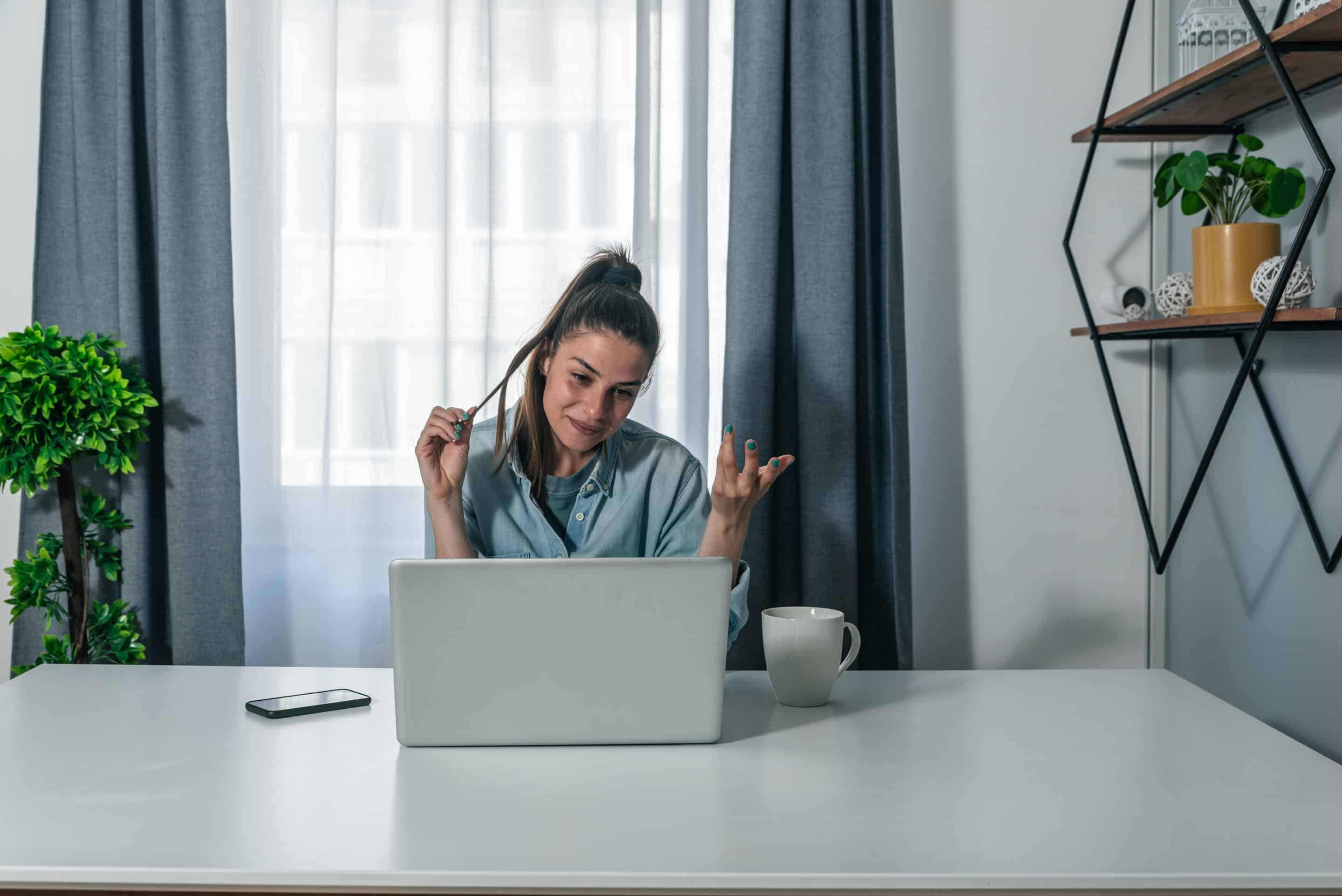 Femme dans un cadre calme, participant à une visioconsultation pour un accompagnement psychologique en toute sérénité.