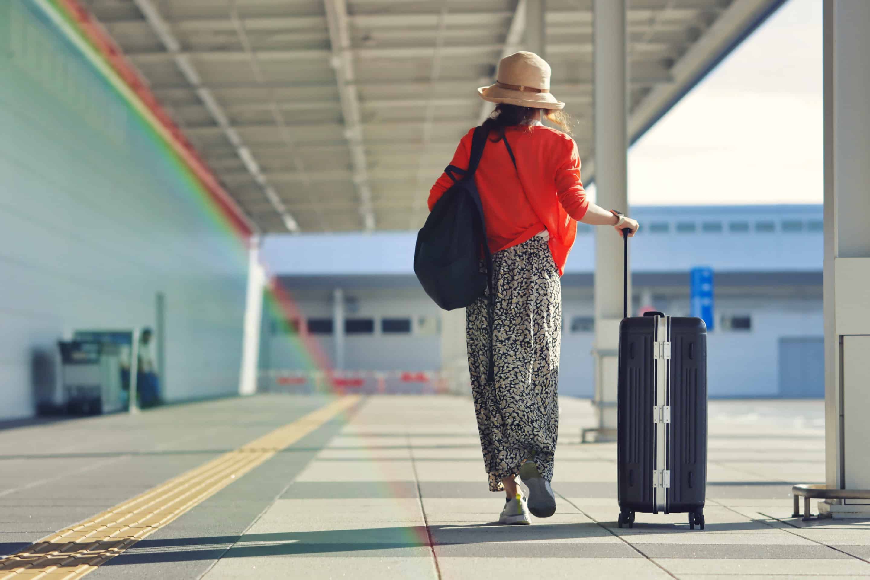 Une femme de dos, prête à partir, illustrant le thème du voyage ou de la séparation.