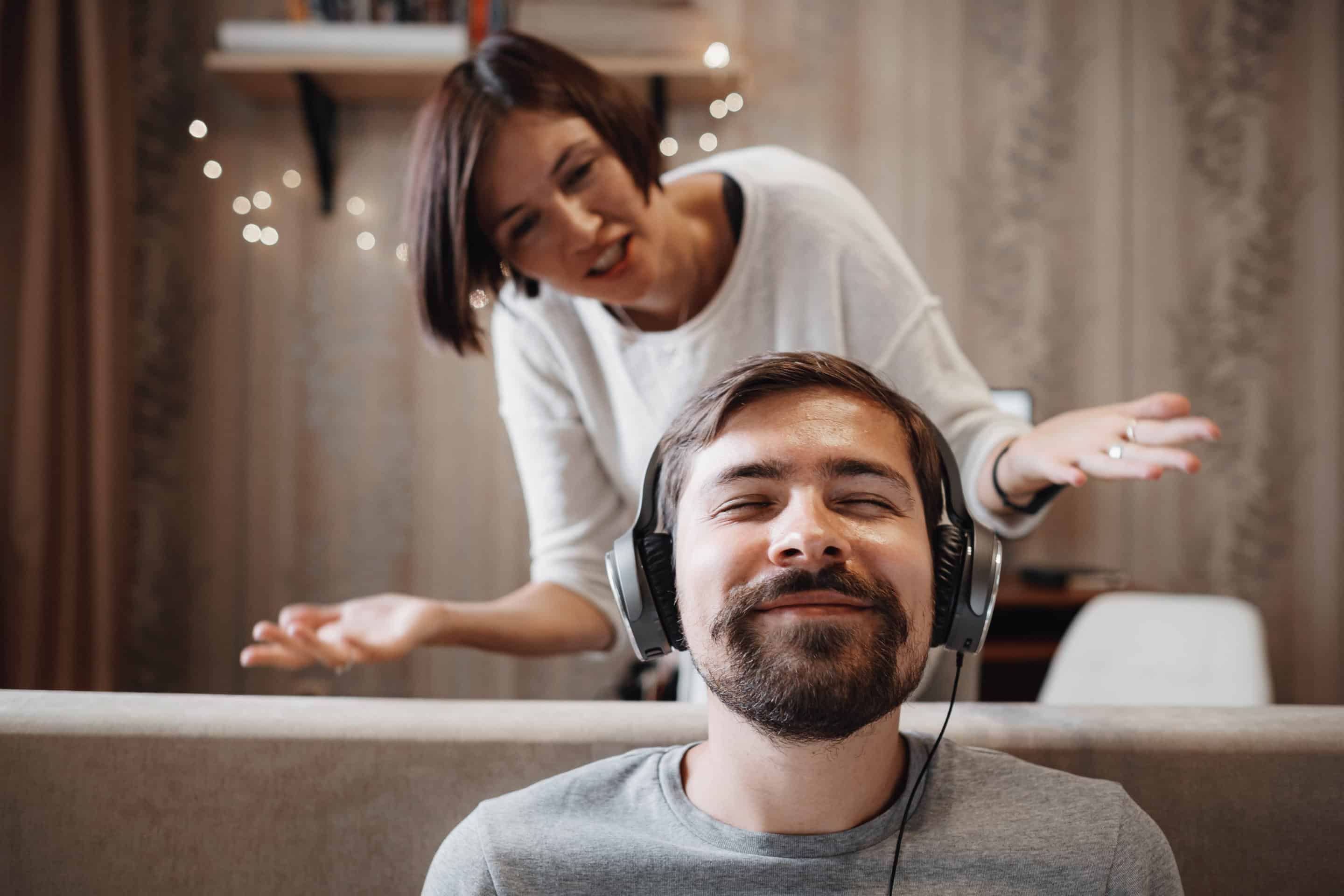 photo représentant une femme qui tente de gérer la communication avec un pervers narcissique