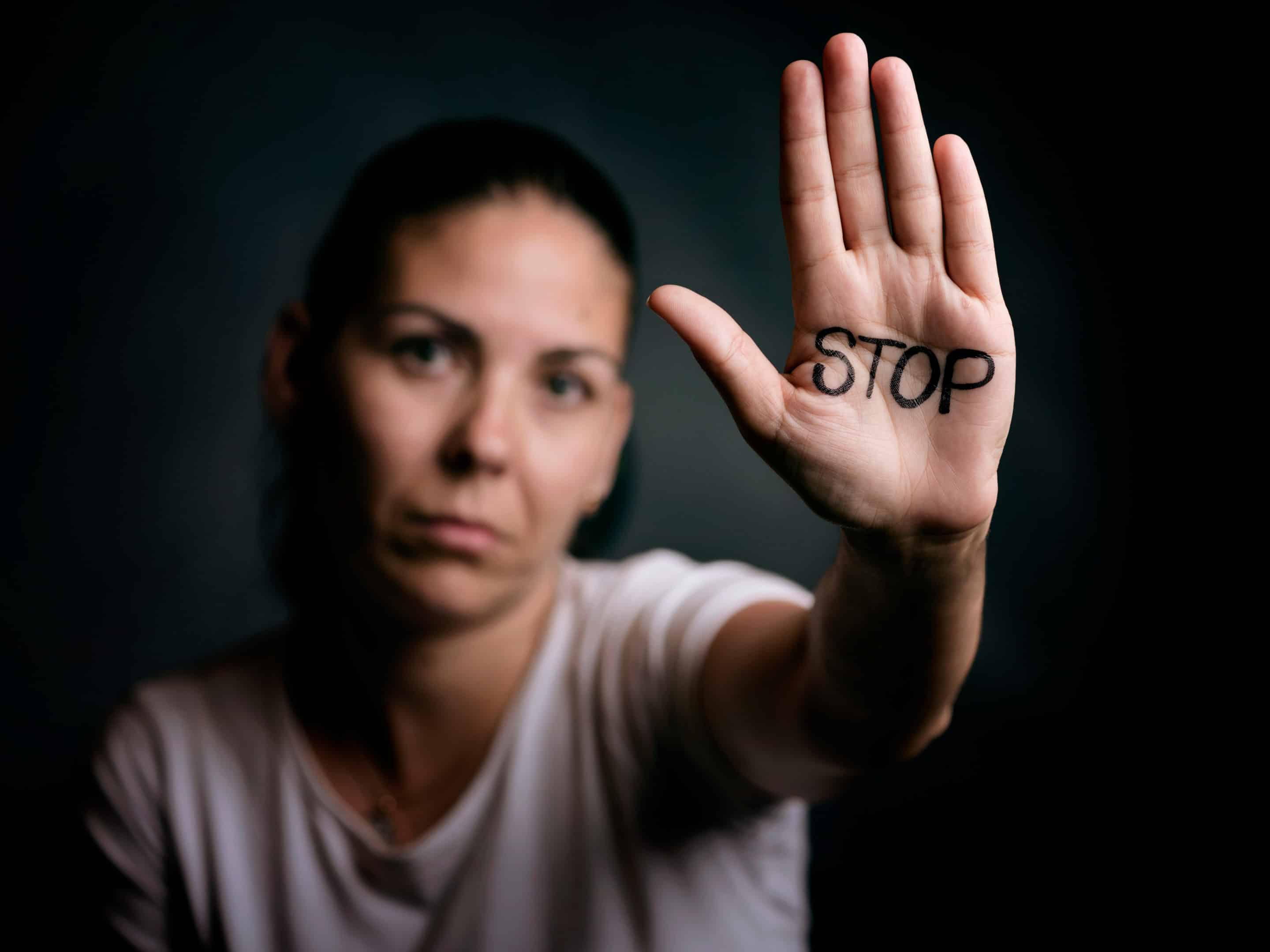 Photo de femme disant SROP au harcelement du pervers narcissique après la séparation