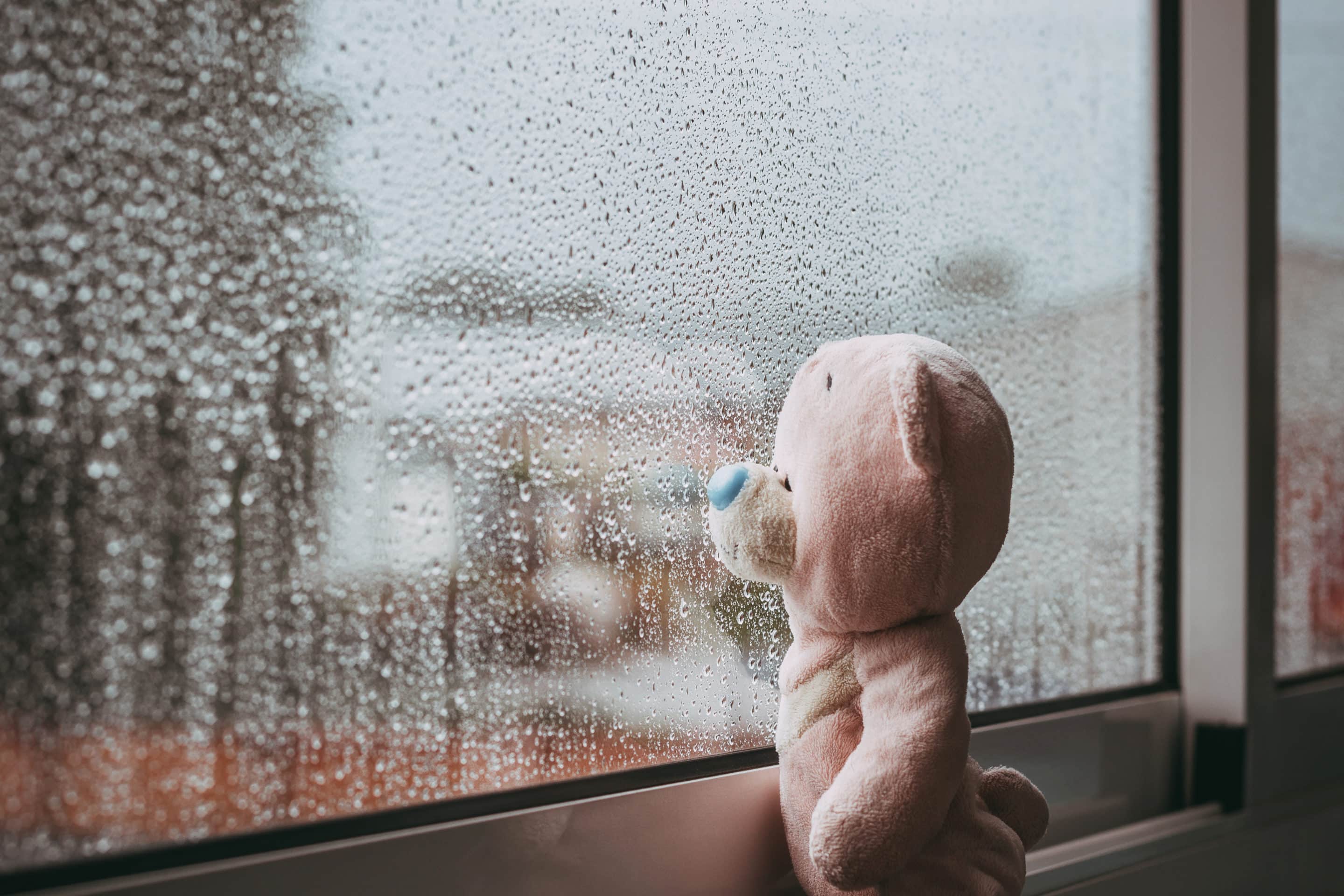 Un jouet seul sous la pluie, métaphore de l'impact émotionnel d'une parentalité toxique sur un enfant.
