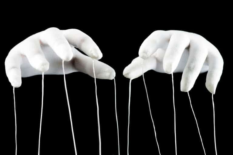 MICROMANIPULATIONS : 9 techniques aussi sournoises que courantes