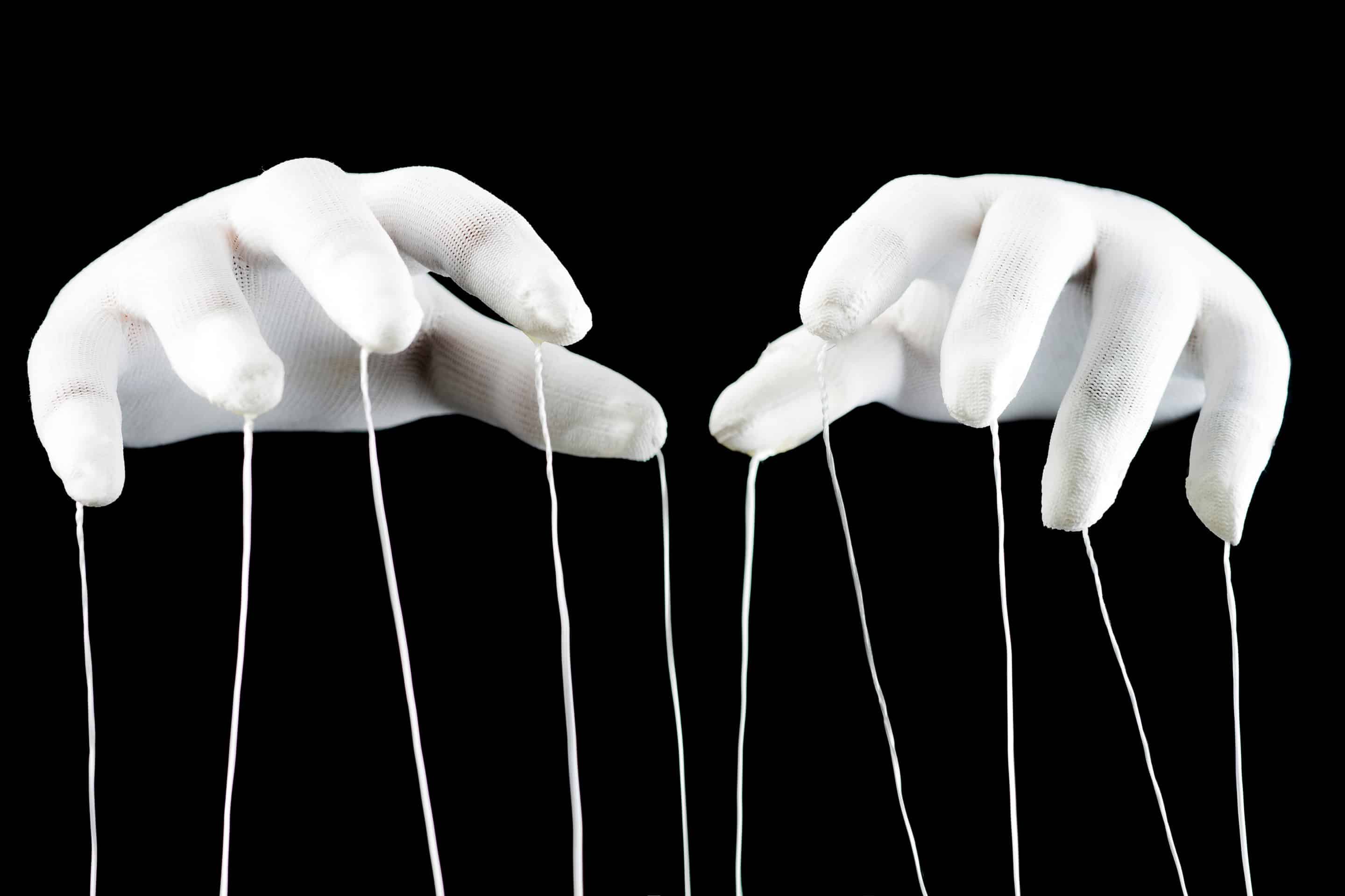 Illustration de mains manipulant des fils, symbolisant les techniques de micromanipulations dans les relations toxiques.