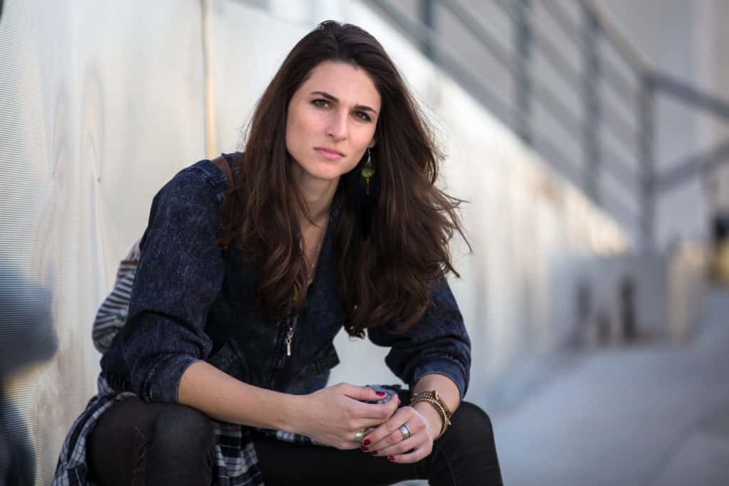 Portrait d'une femme pensive, symbolisant la réflexion sur les dynamiques personnelles et les mécanismes d'attraction envers des personnalités toxiques