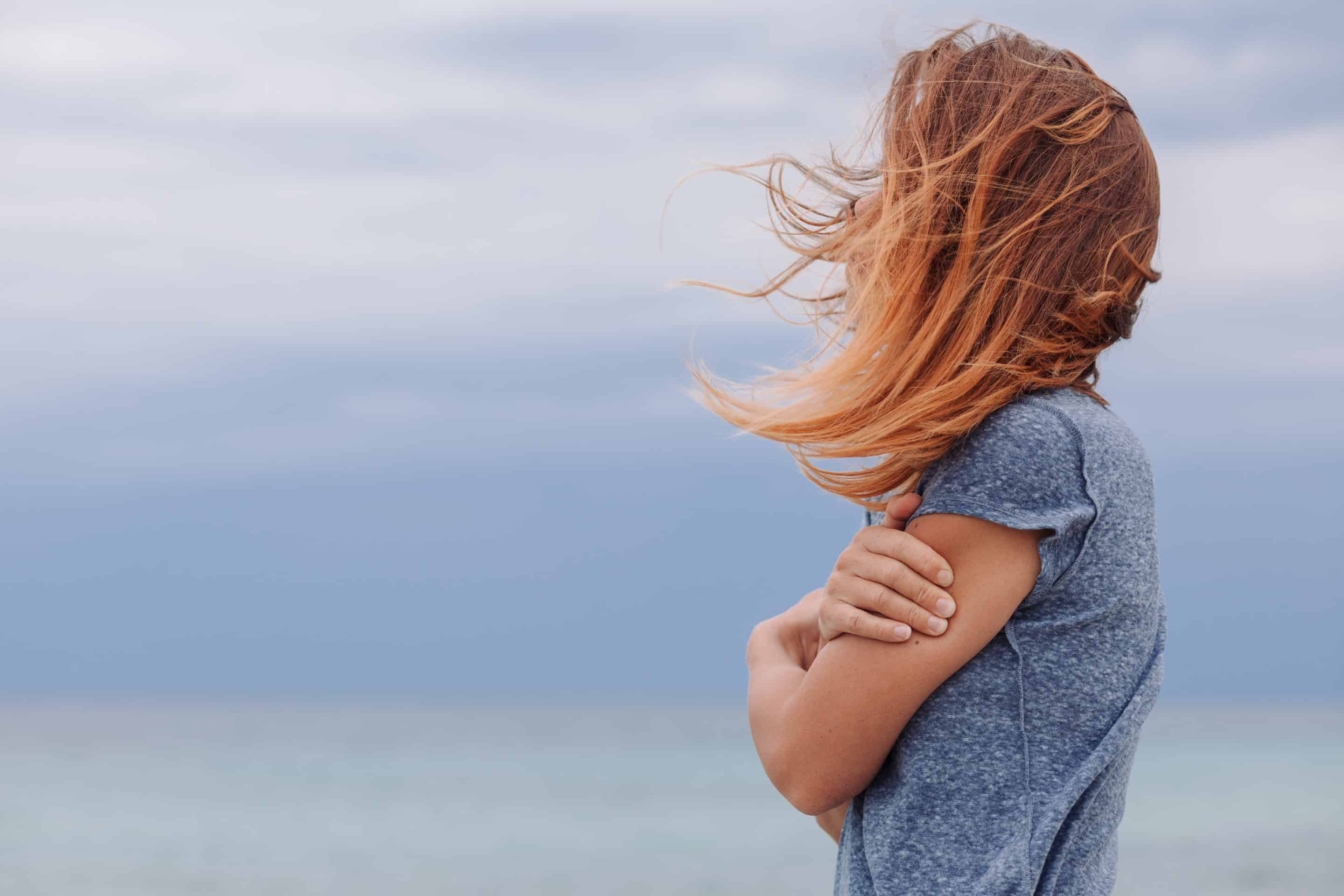Silhouette d'une femme regardant l'horizon, incarnant l'espoir et la force intérieure suite à une expérience difficile.