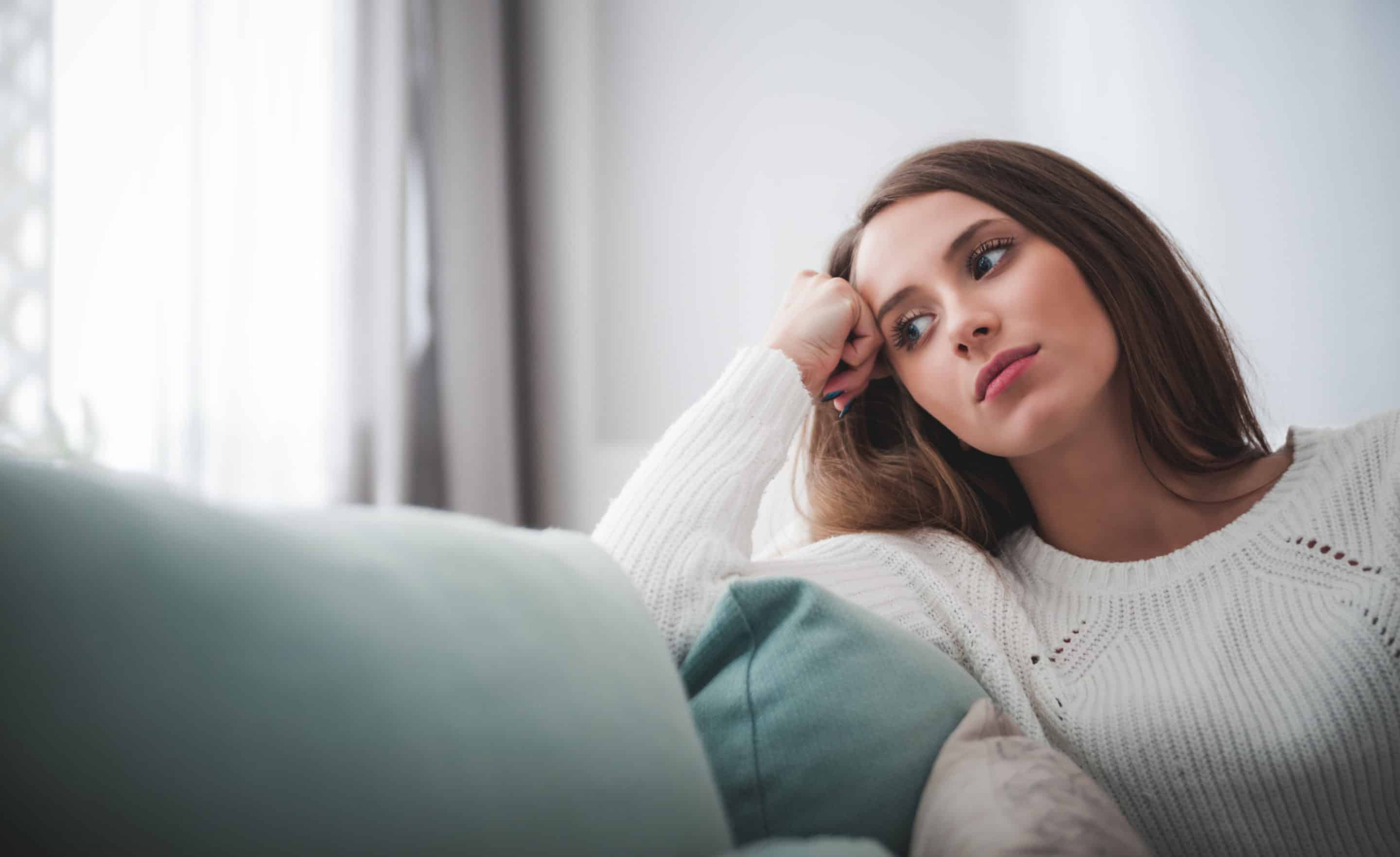 Image représentant une femme pensant au temps et à l’énergie nécessaires pour surmonter l’impact d’une relation toxique.