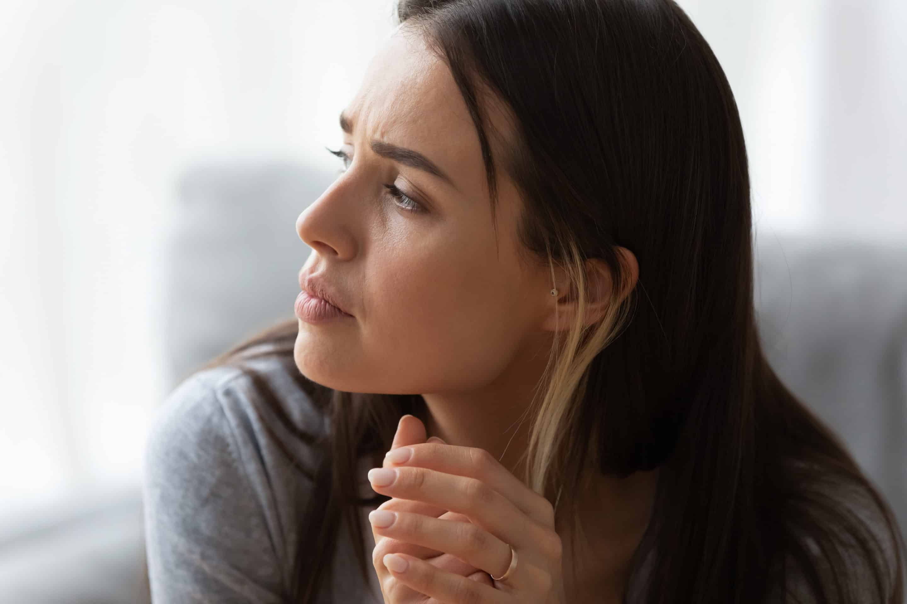 Photo d’une femme pensive, symbolisant les réflexions sur le temps nécessaire avant de se remettre en couple après une relation avec un pervers narcissique.