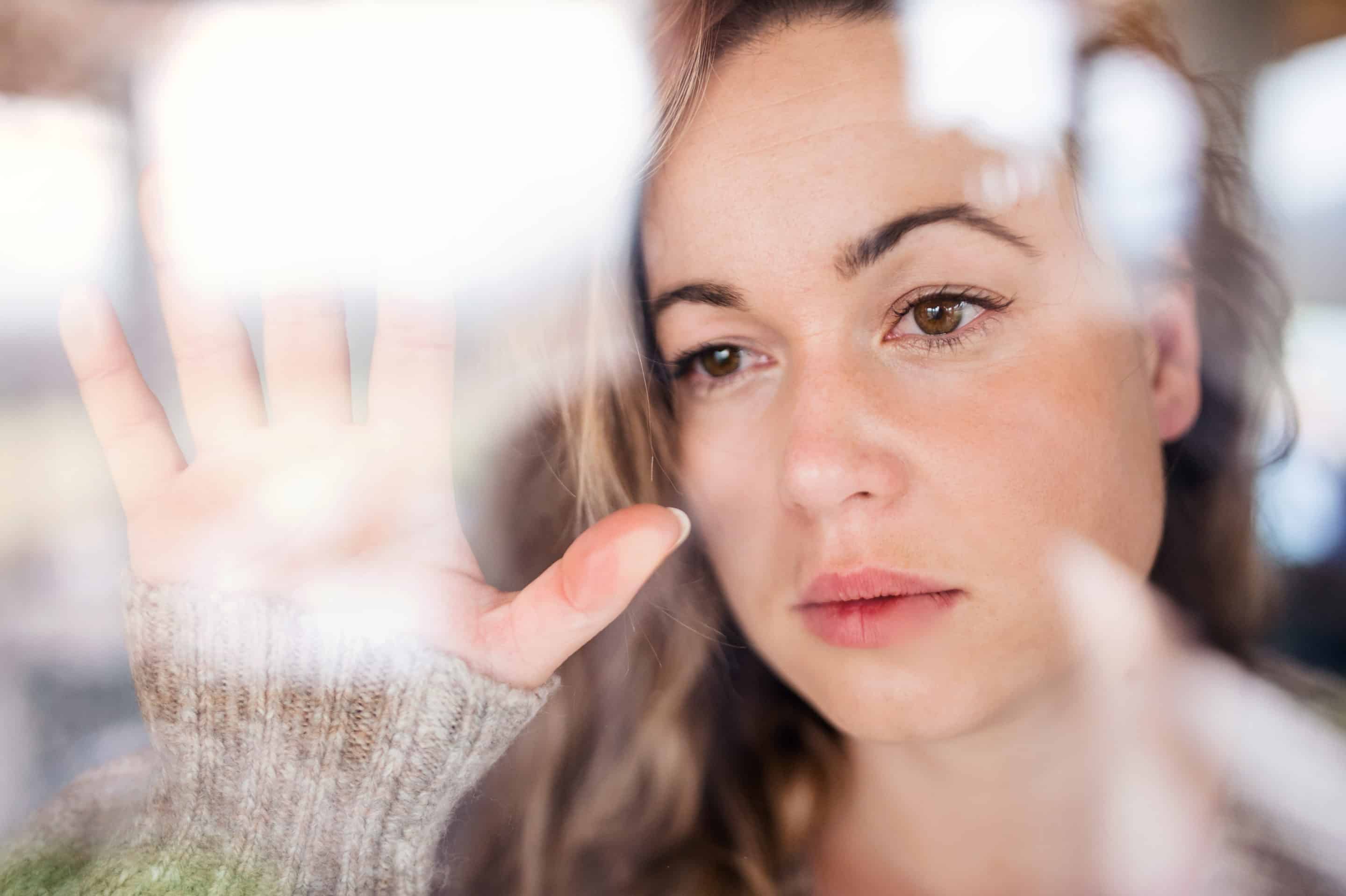 Femme mélancolique avec une expression inquiète, représentant le doute et les défis après une rechute avec un PN.