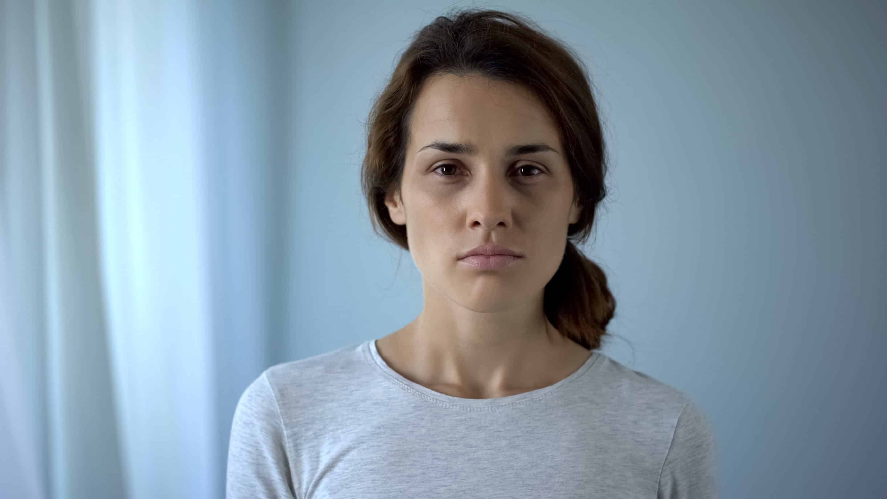 Visage d’une femme résolue, mettant en avant le courage et les phrases clés pour s’affirmer face à un PN.