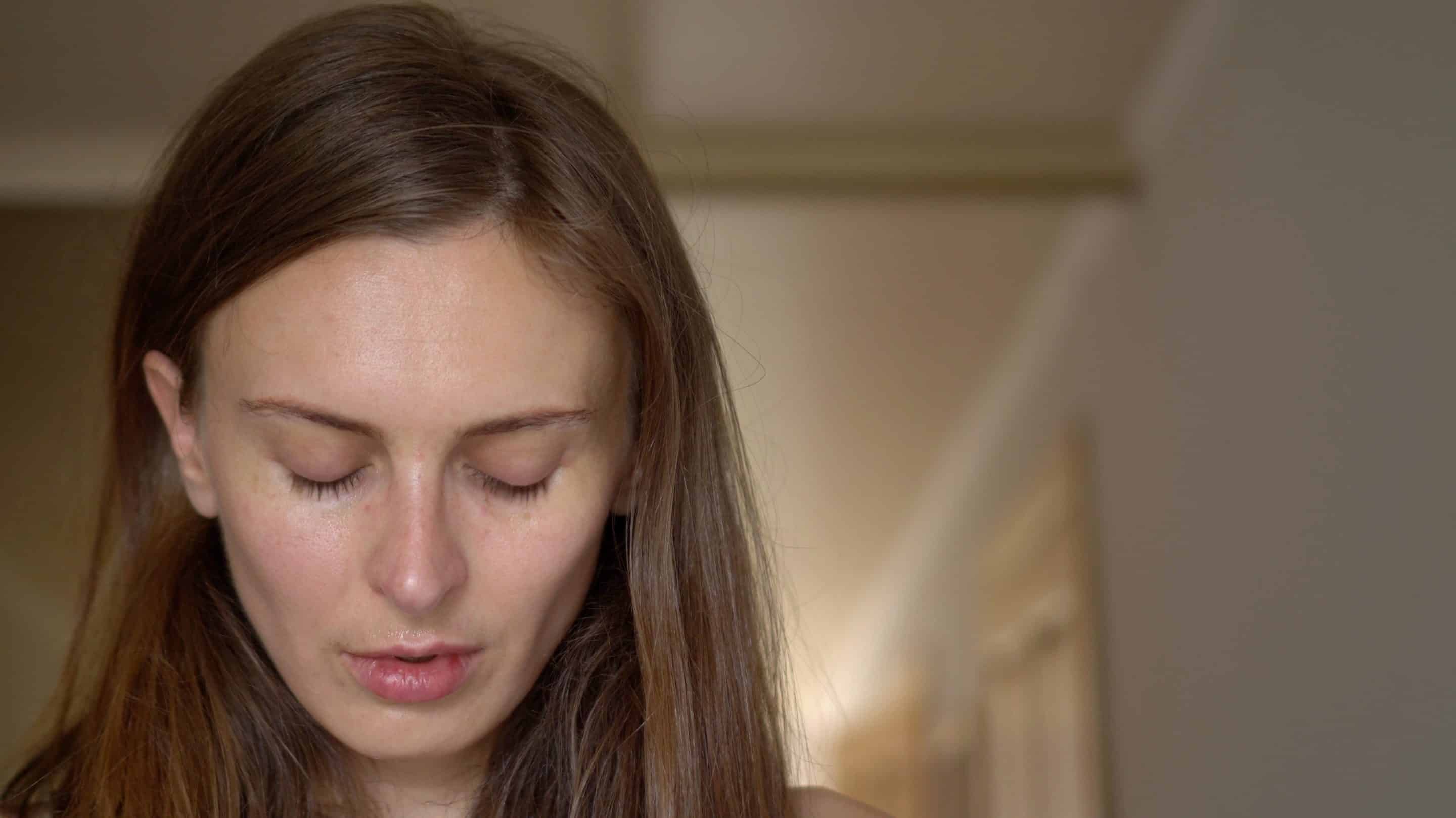 Visage fermé et fatigué, illustrant le lien entre fibromyalgie et relations toxiques dans le contexte des abus narcissiques.