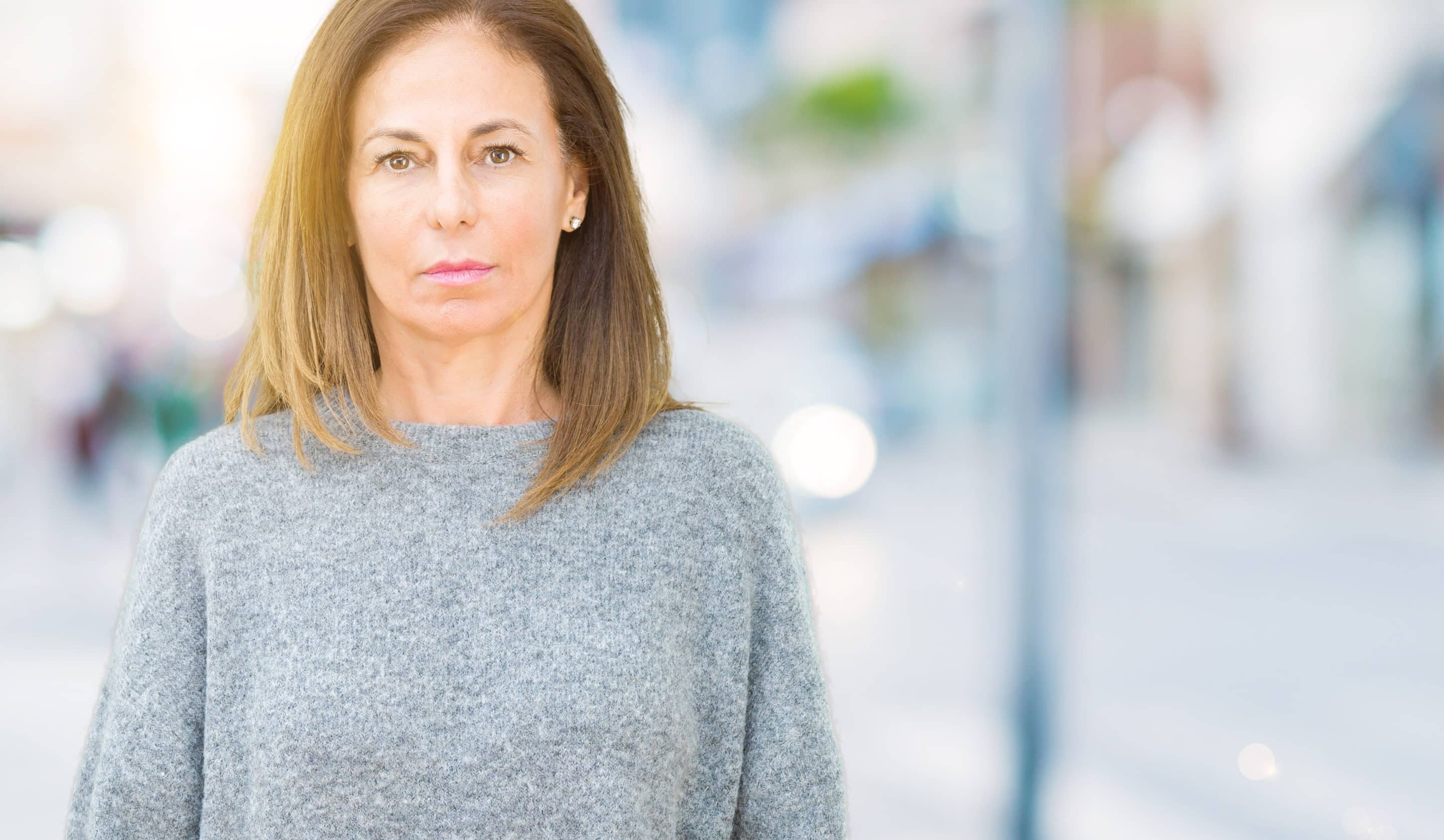Image d'une femme déterminée, symbolisant la reconstruction personnelle et la reprise de confiance en soi après une manipulation émotionnelle.