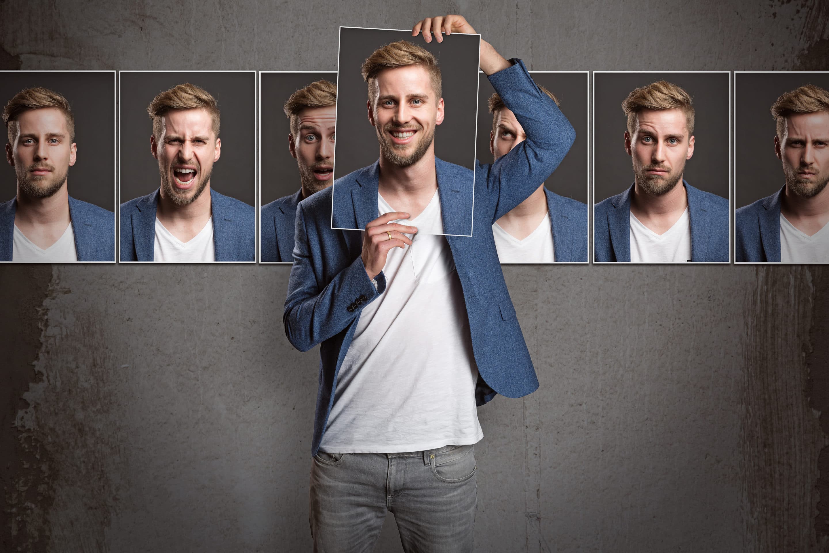Homme illustrant la dualité entre son apparence publique et ses émotions cachées, mettant en lumière le concept de masque social