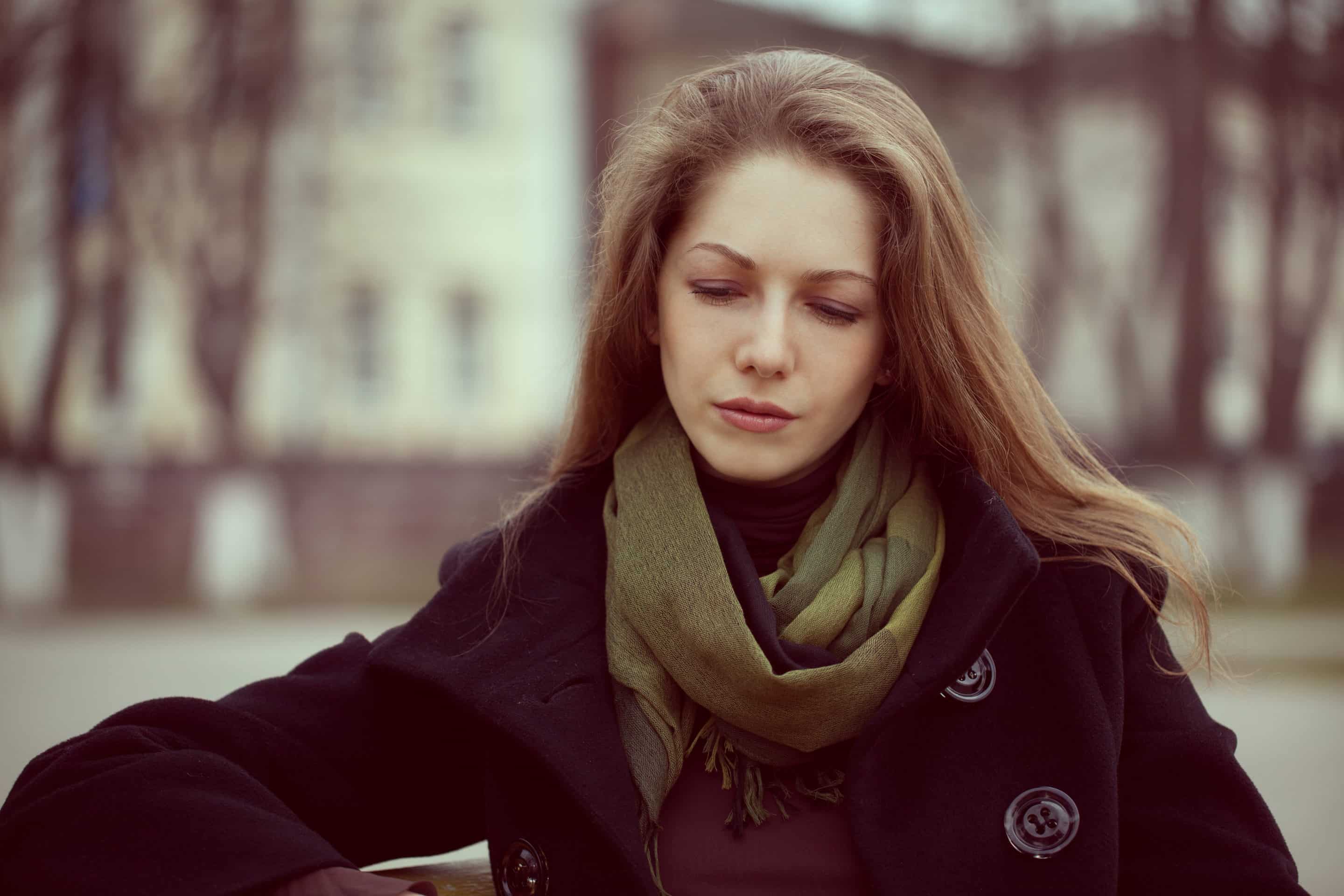 Solitude et manipulation : portrait d’une femme face à la toxicité des complices narcissiques