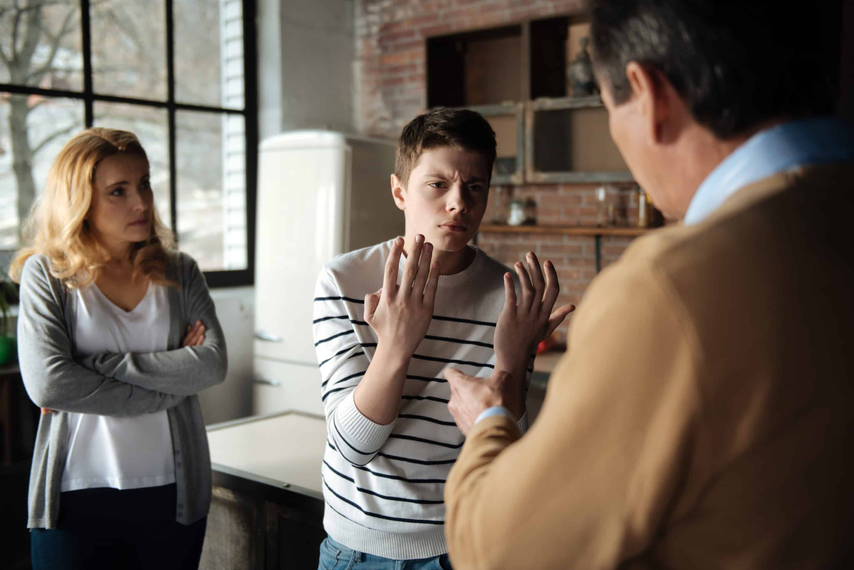 Photo représentant une scène de tension familiale, illustrant les violences éducatives et la manipulation liée à la perversion narcissique.