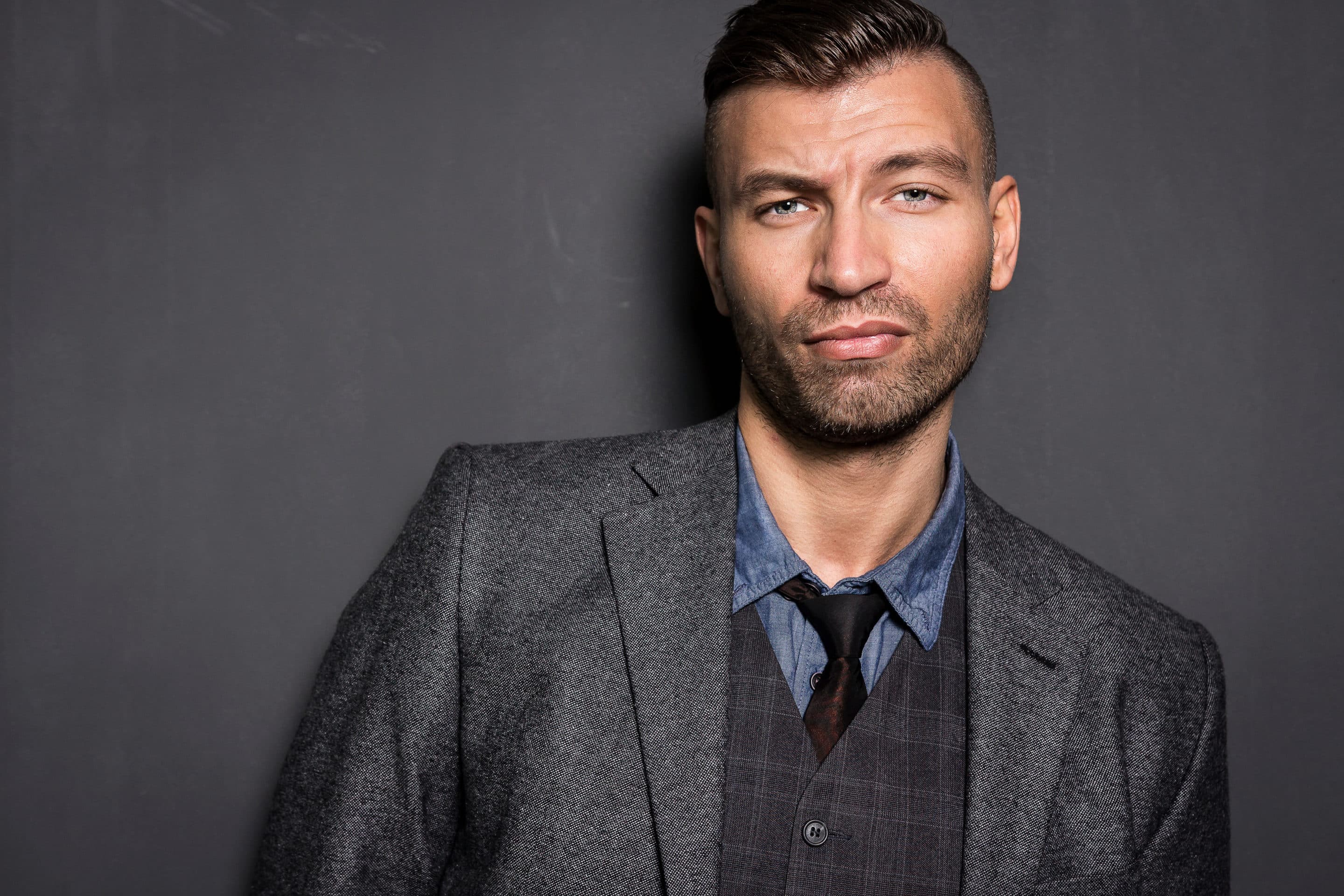 Homme charismatique avec un air supérieur, représentant un ex-partenaire manipulateur.