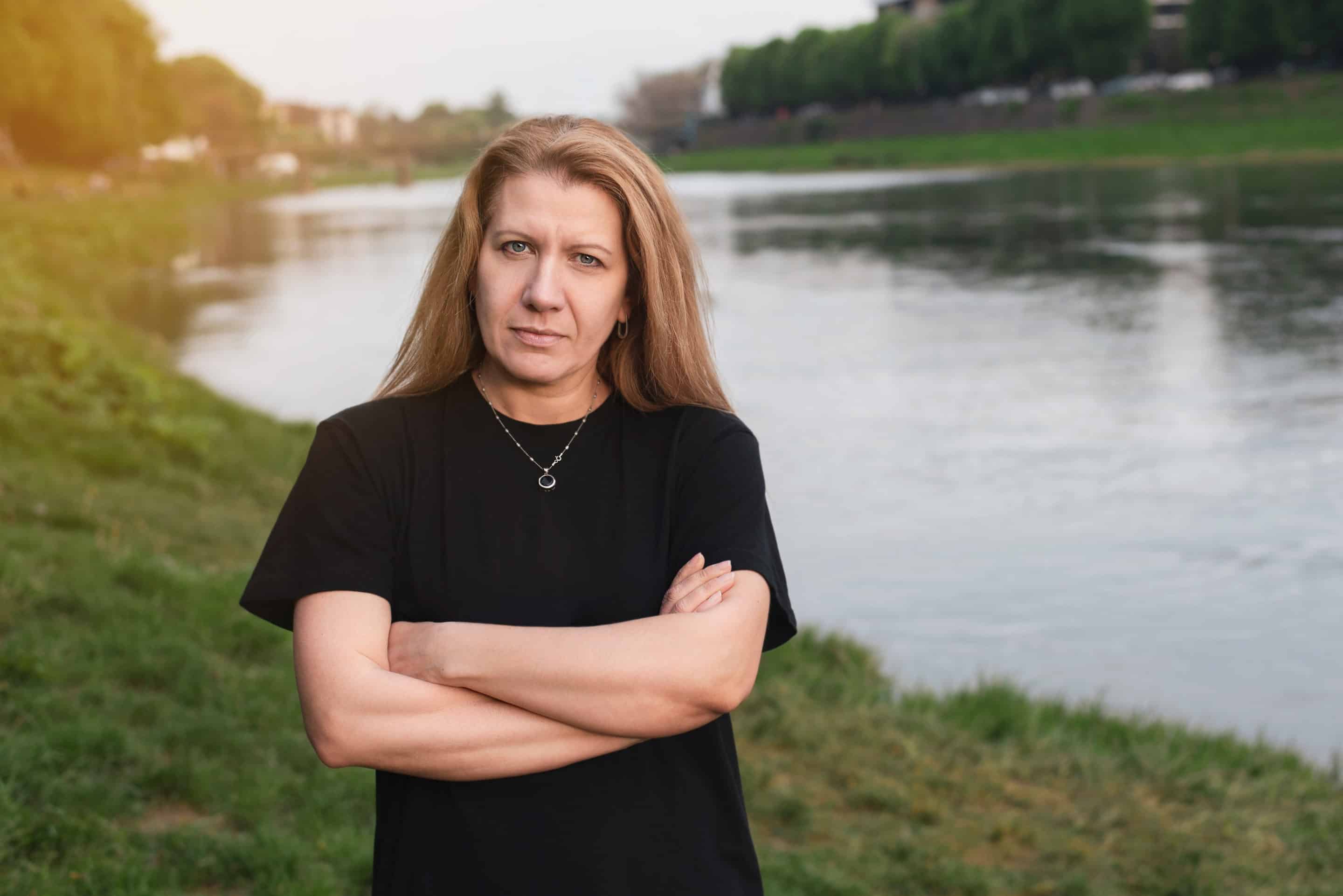Femme confiante dans un cadre apaisant, représentant le courage et la reconstruction après des défis émotionnels.