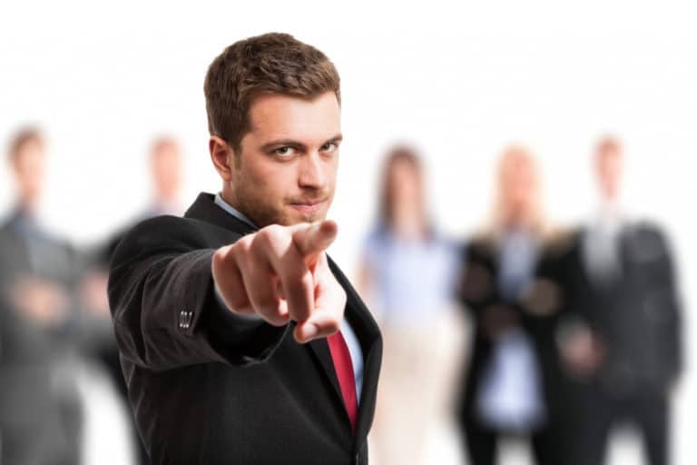 Inversion accusatoire et pervers narcissique : inculper la victime par manipulation