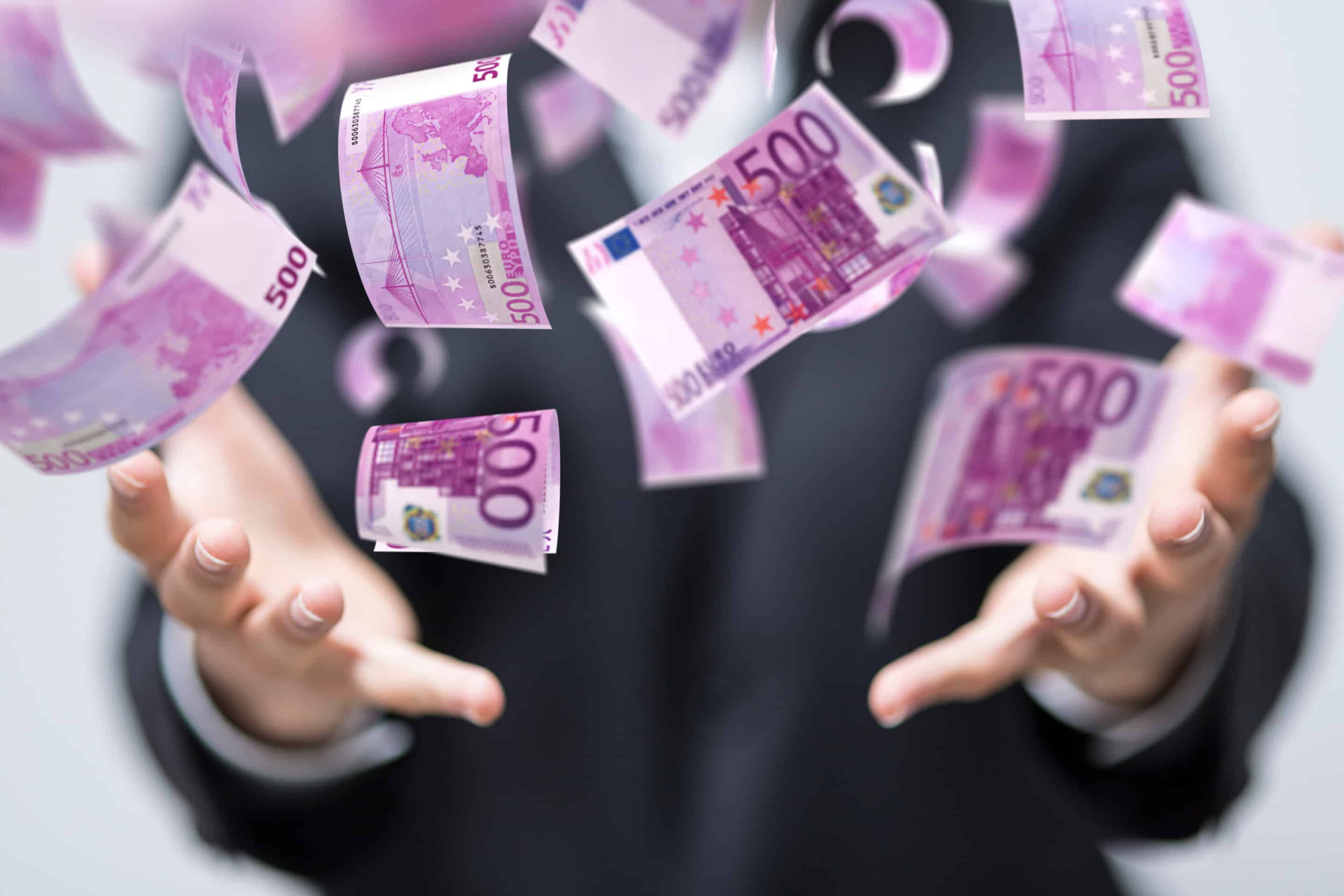 Illustration de billets, symbolisant le débat autour du coût et de l’efficacité des coachs anti PN.