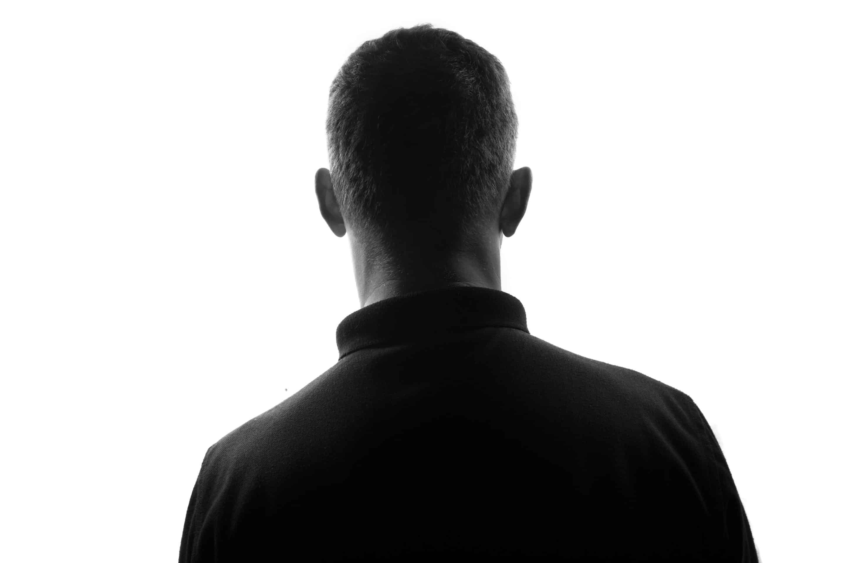 Photo stylisée d’un homme mystérieux, illustrant les péchés capitaux associés au pervers narcissique.