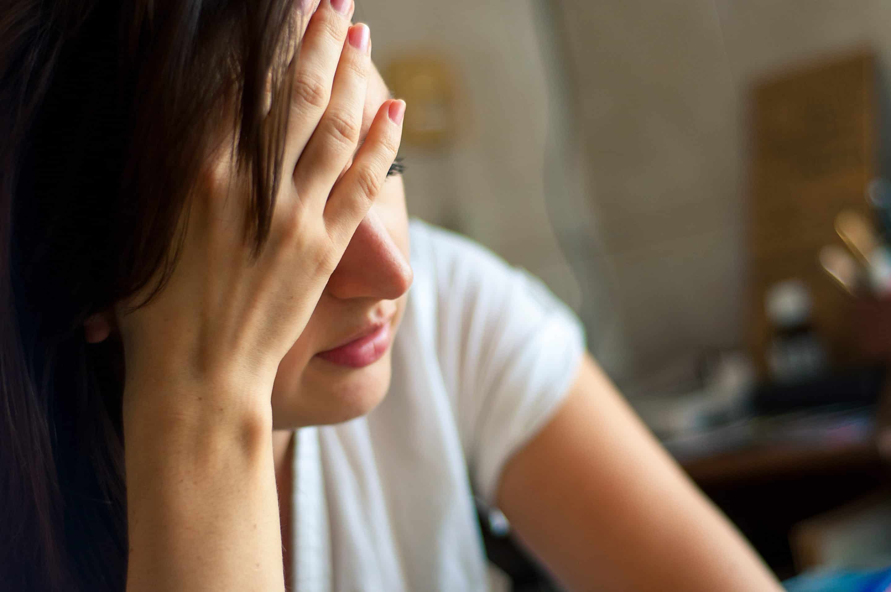 Photo d’une femme en détresse, illustrant la stigmatisation et les préjugés subis par les victimes de pervers narcissiques.