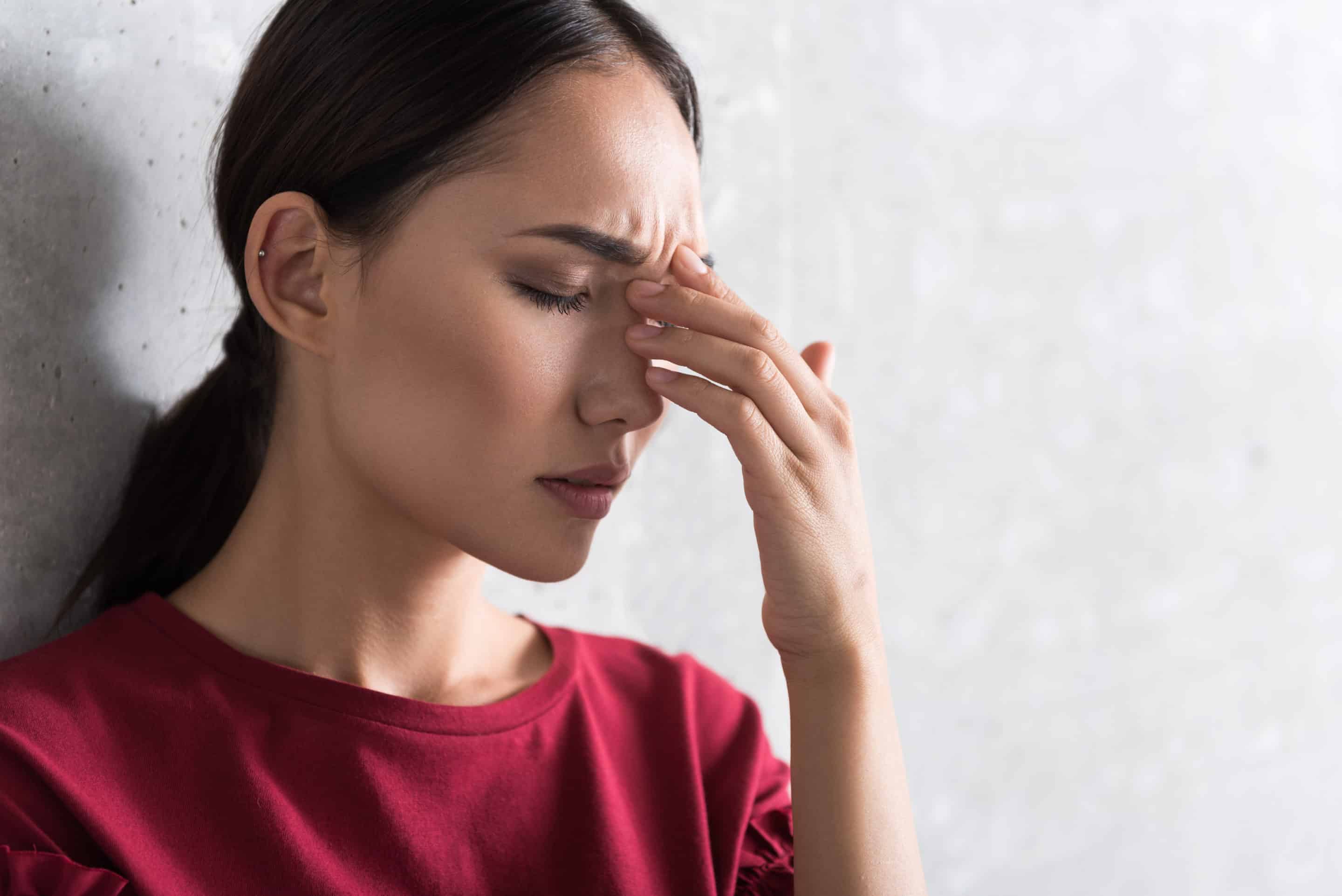 Photo d’une femme pensive et troublée, symbolisant les séquelles émotionnelles et psychologiques après une relation avec un pervers narcissique.