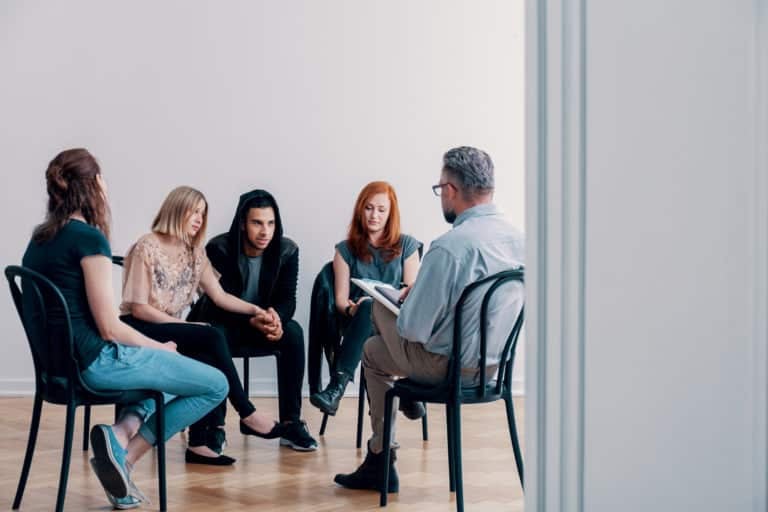 Les groupes d&rsquo;entraide de victimes de pervers narcissique en ligne : apports et dangers