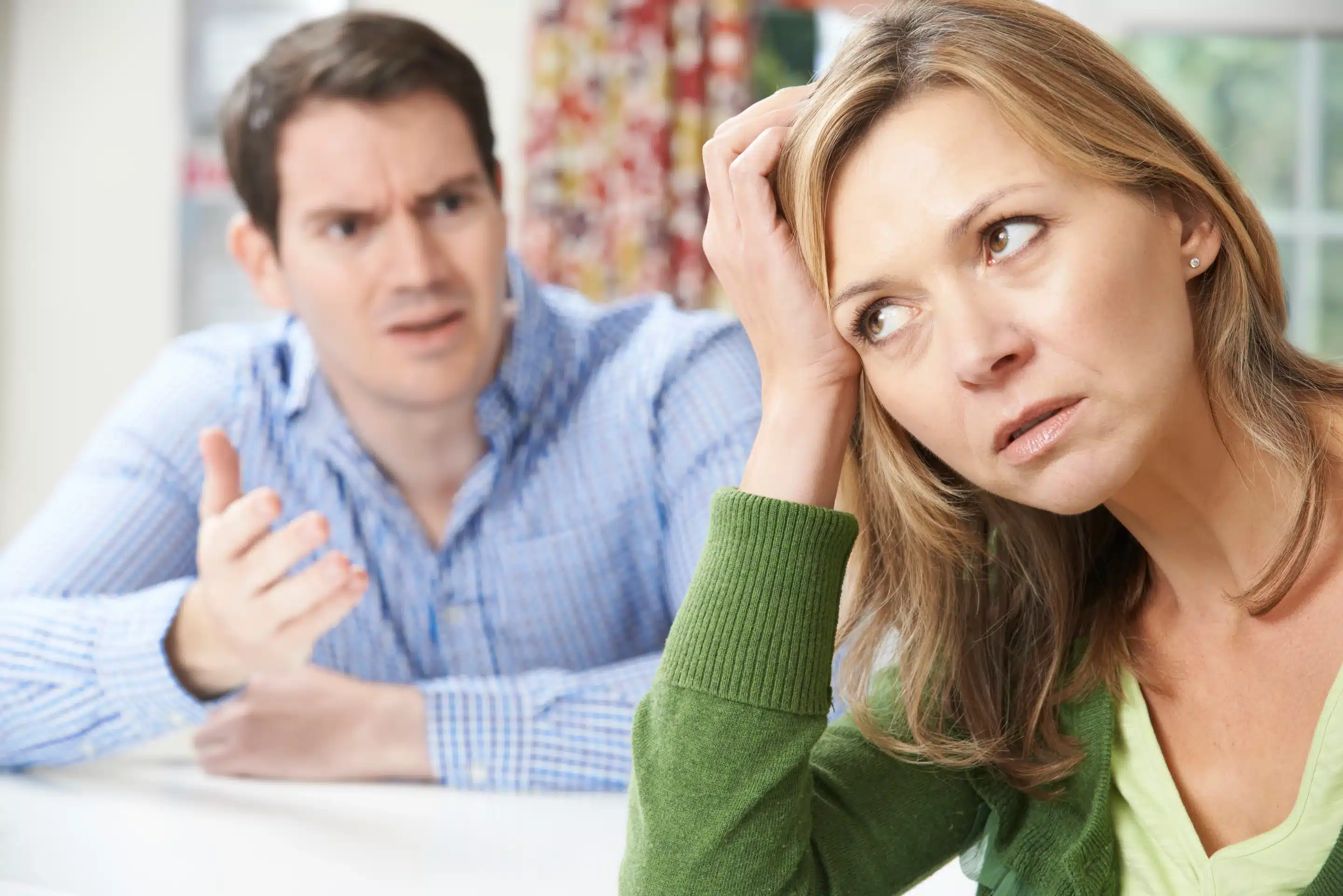 photo montrant un couple qui se dispute
