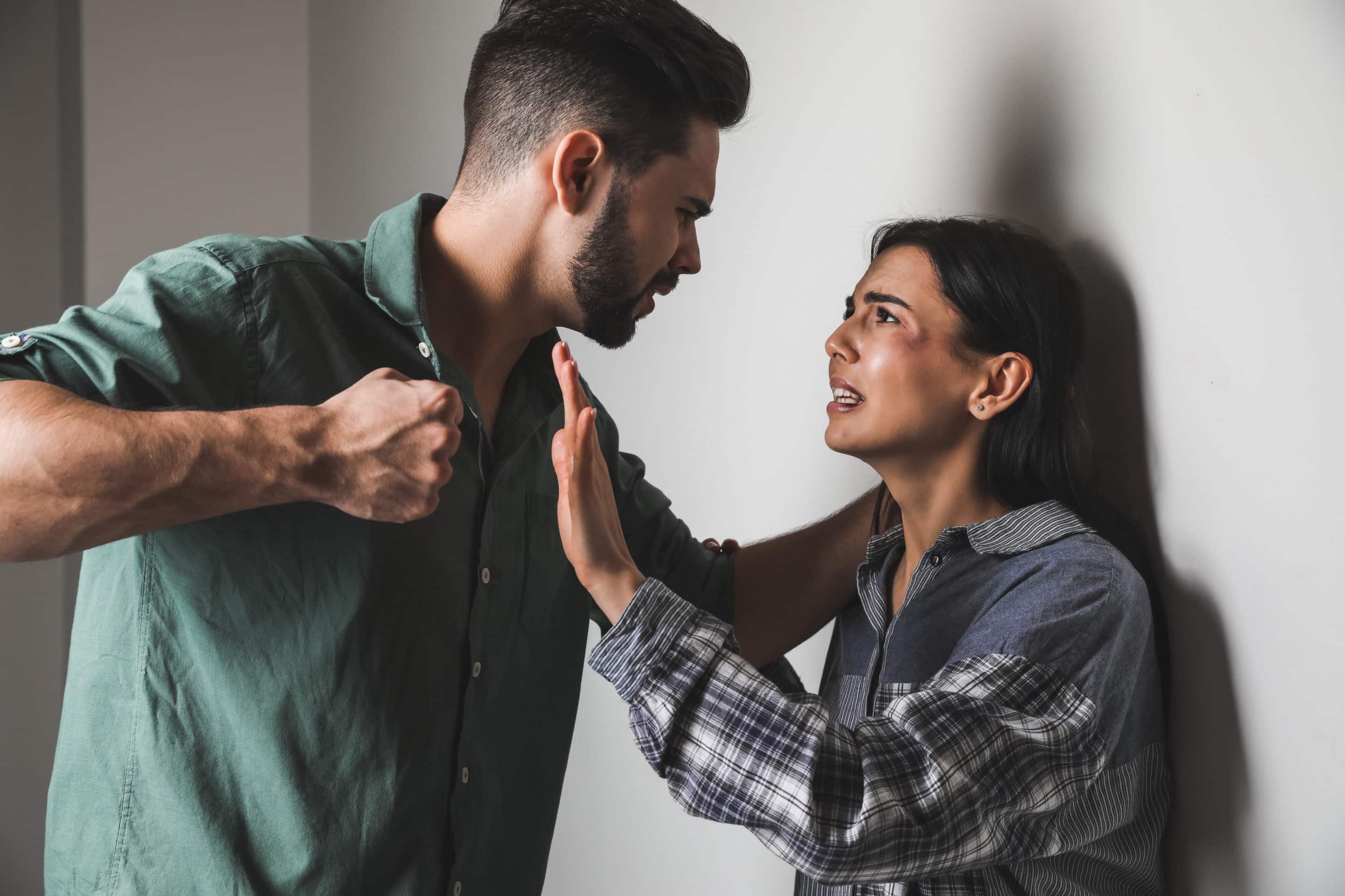 Représentation de la violence physique dans une relation avec un pervers narcissique, soulignant l'escalade des abus et leurs impacts sur les victimes.