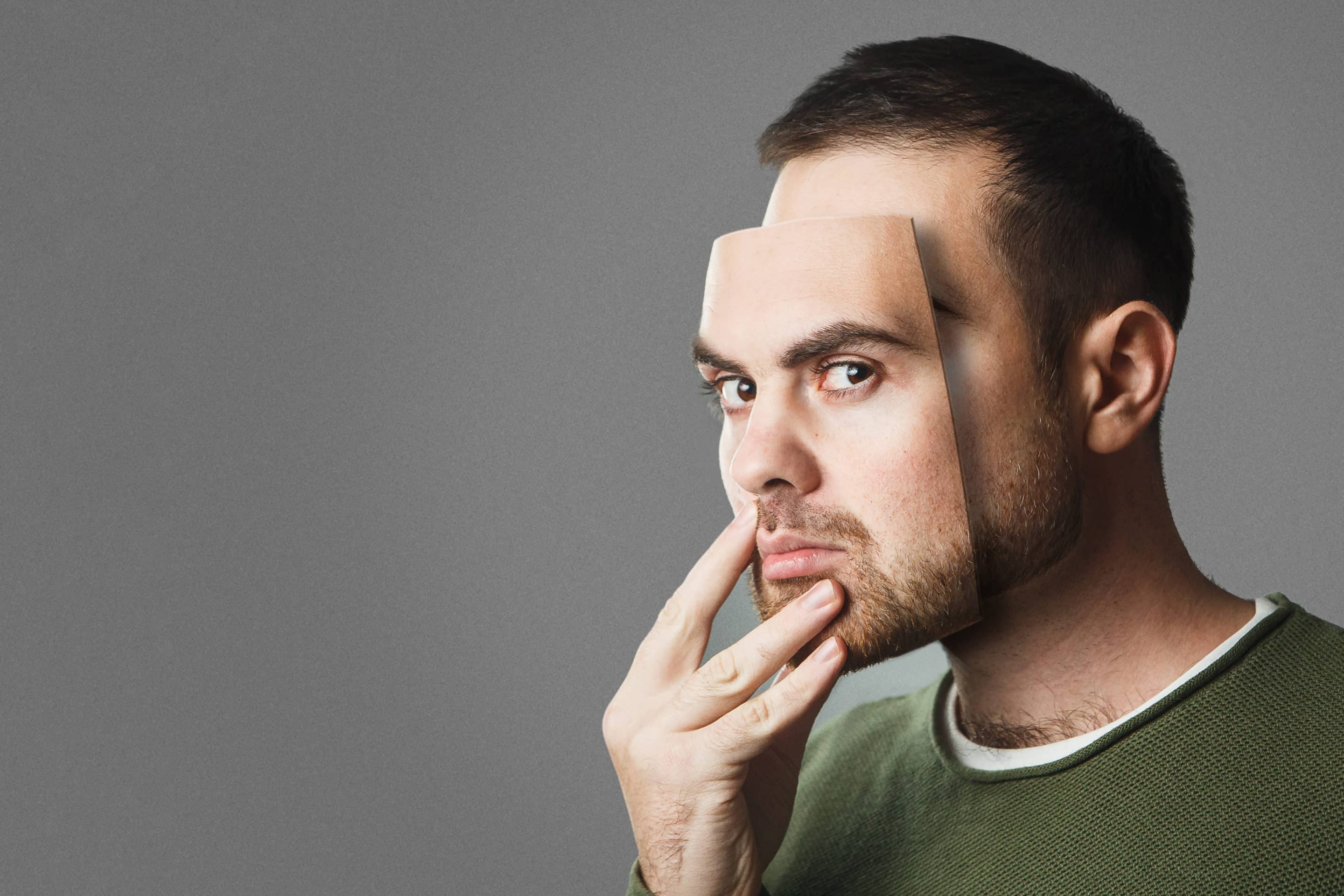 Photo d'un homme avec un masque qui représente le pervers narcissique pour illustrer l'article Que vous veut-il ?