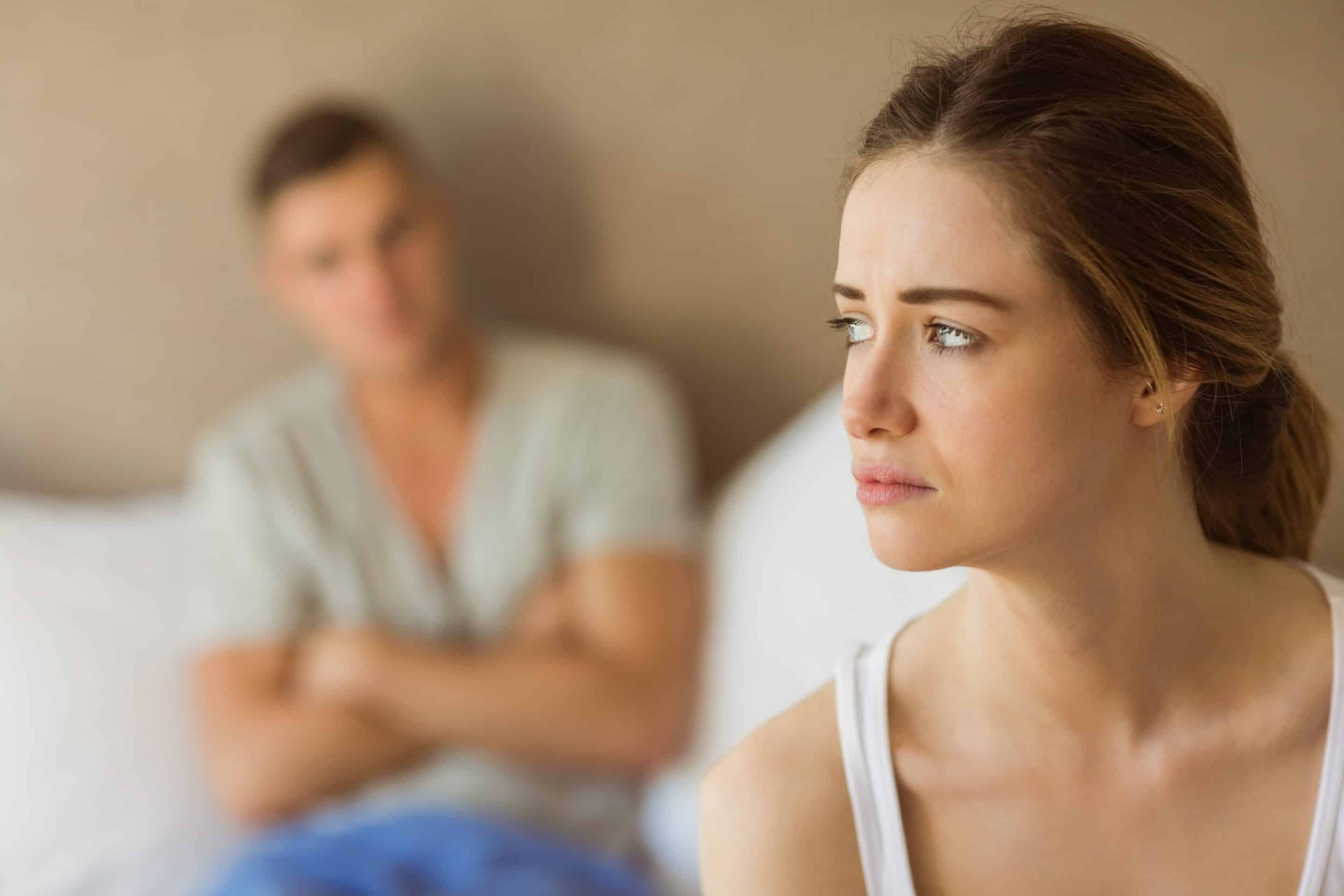 Photo d'un couple tendu symbolisant les signes avant coureurs d'une relation toxique avec un pervers narcissique