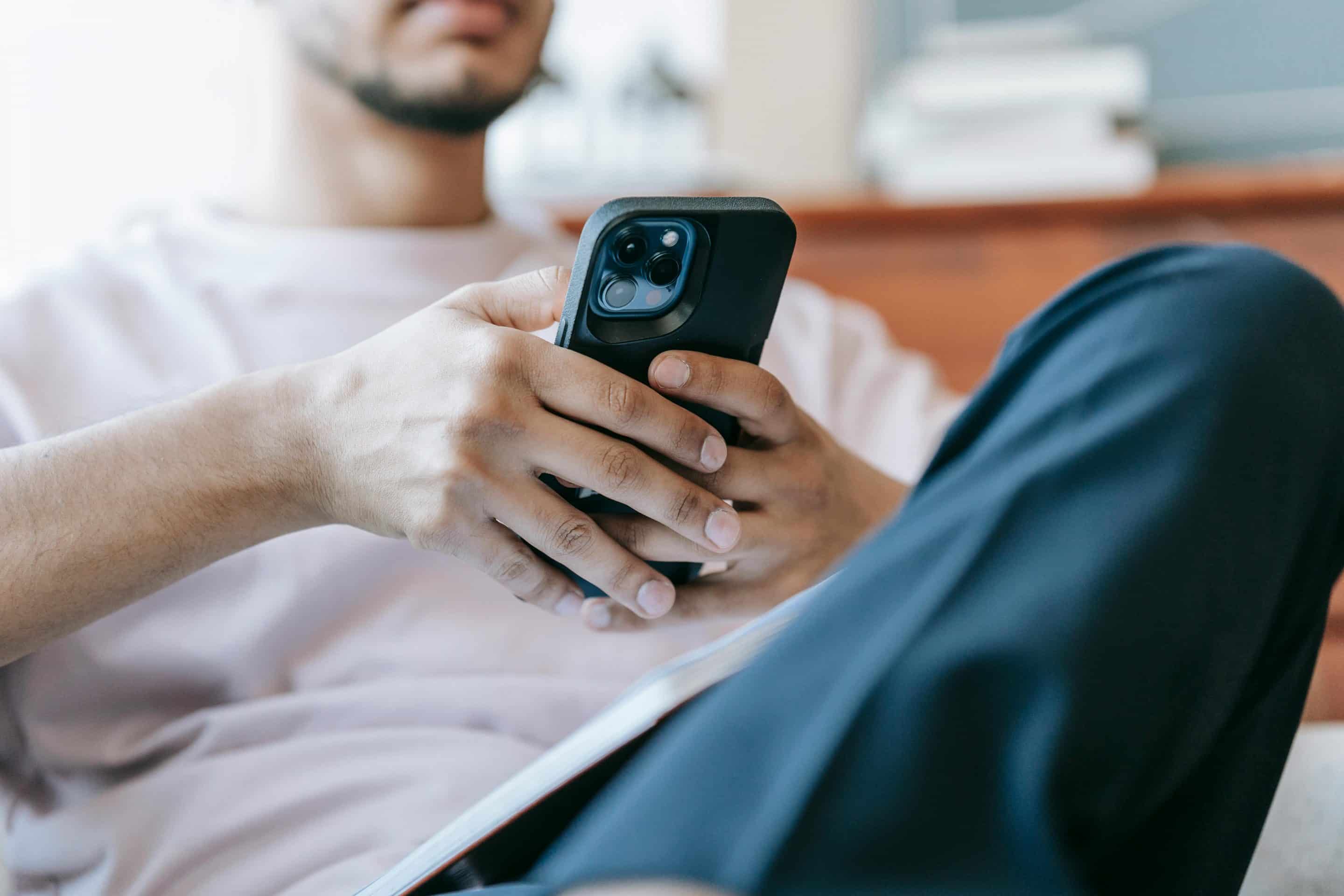Photo symbolisant un pervers narcissique surfant sur les réseaux sociaux