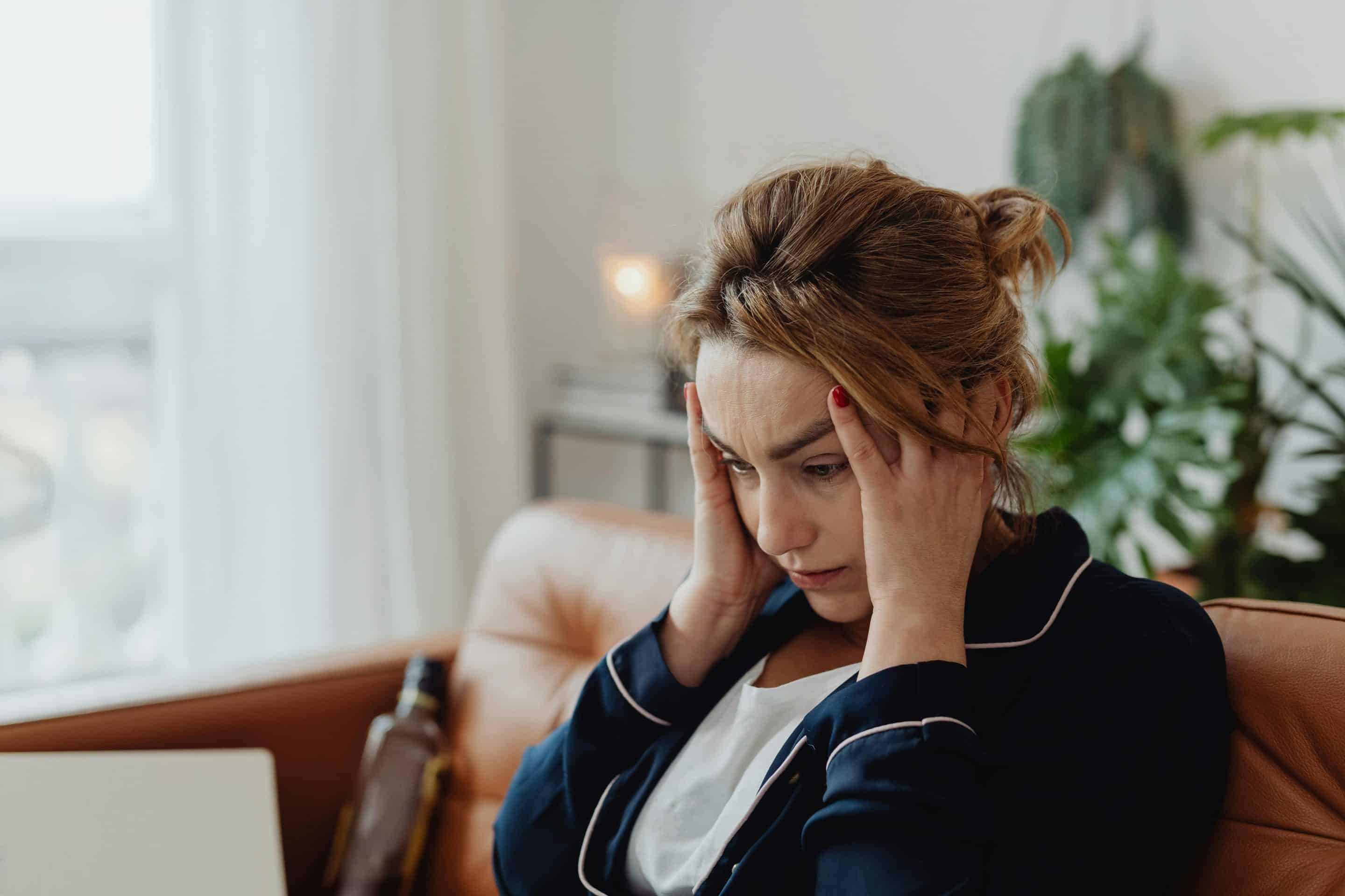 Photo de femme se tenant la tête symbolisant la dissonance cognitive