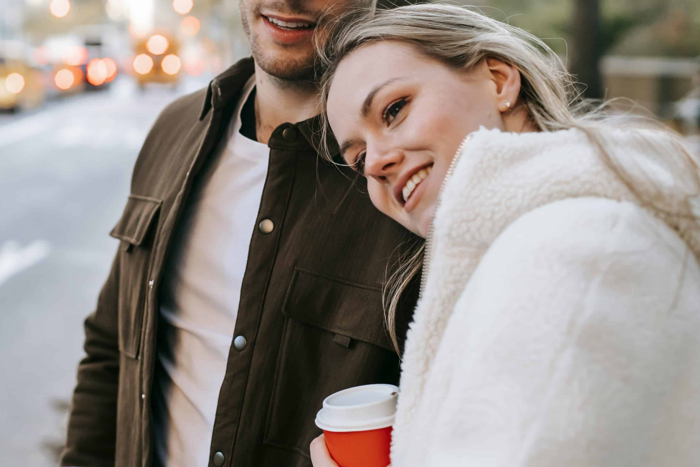Photo d'un couple faisant croire que leur relation est exceptionnelle, c'est un leurre, il est pervers narcissique